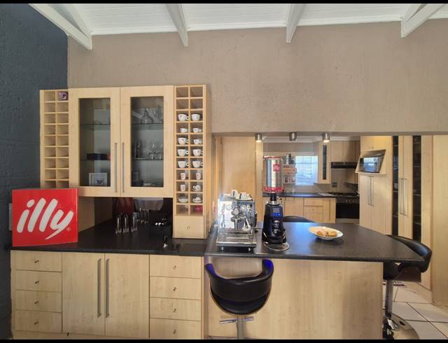 3 BEDROOM TOWNHOUSE FOR SALE IN VANDERBIJLPARK SW 5